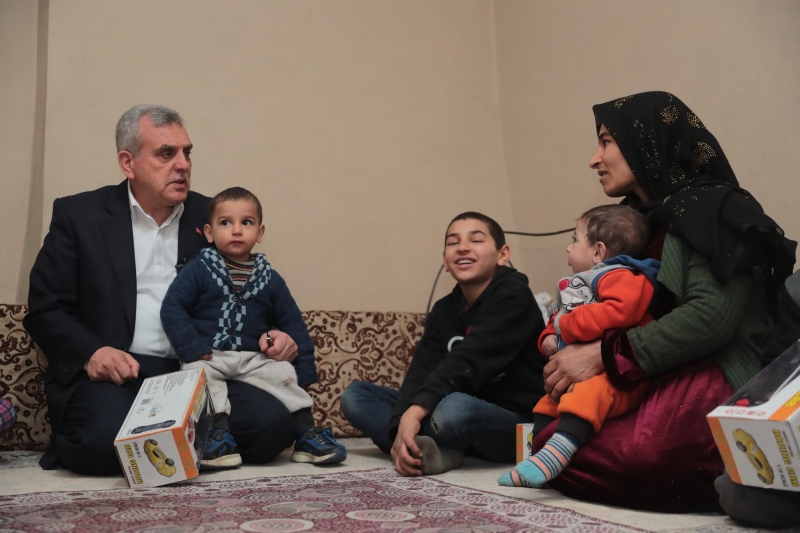 GÖNÜLLERİN BAŞKANI BEYAZGÜL’DEN 4 ÇOCUĞUYLA KİRADA OTURAN ANNEYE KONUT İMKANI