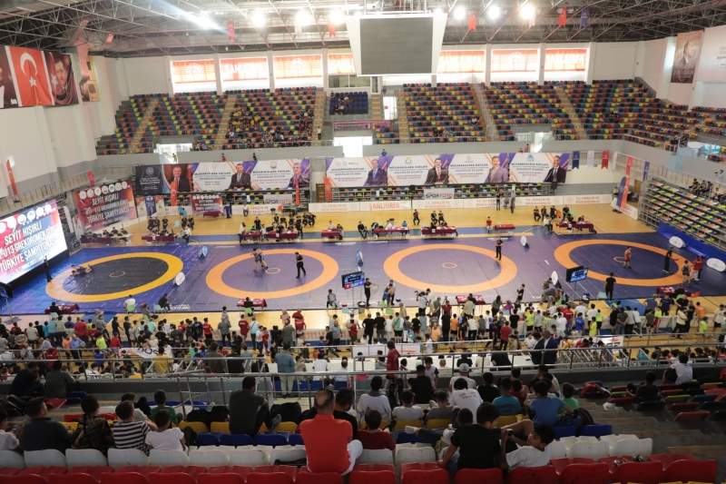GÜREŞ ŞAMPİYONASI BÜYÜKŞEHİR BELEDİYESİNİN EV SAHİPLİĞİNDE BAŞLADI