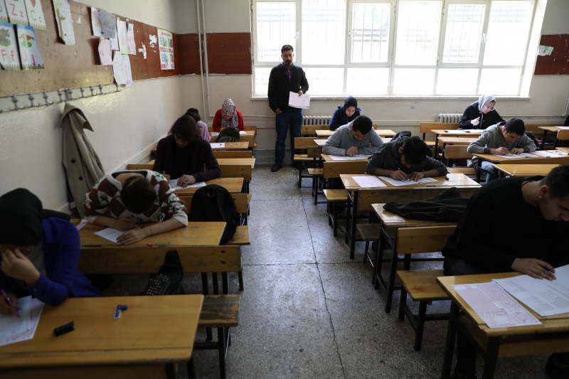 HALİLİYE BELEDİYESİ İLE GENÇLER ÜNİVERSİTE SINAVINA HAZIRLANIYOR