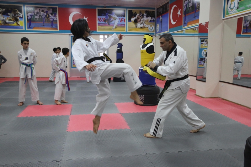 HALİLİYE BELEDİYESİ İLE ŞAMPİYON SPORCULAR YETİŞİYOR