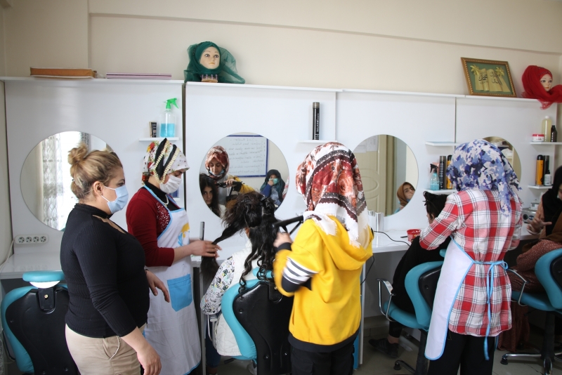 HALİLİYE BELEDİYESİ İLE MİLLET EVLERİNDE MESLEK ÖĞRENİYORLAR