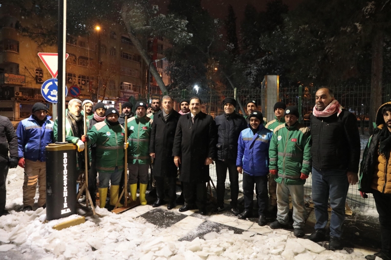 HALİLİYE BELEDİYESİ, KARLA MÜCADELEDE EKİPLERİYLE SAHADA