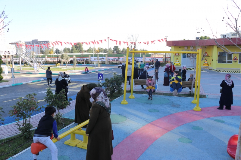 HALİLİYE BELEDİYESİ İLE OTİZMLİ ÇOCUKLAR GÖNÜLLERİNCE EĞLENDİ