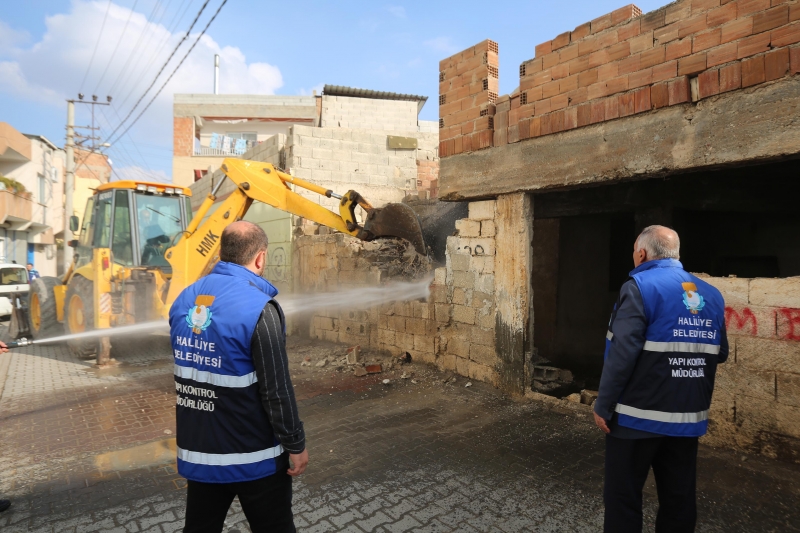 HALİLİYE BELEDİYESİ RİSKLİ VE METRUK YAPILARI YIKIYOR