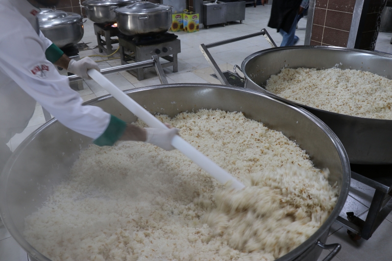 HALİLİYE BELEDİYESİ KUMANYA DAĞITIMLARINI DEVAM ETTİRİYOR