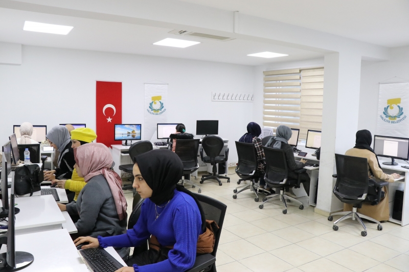 HALİLİYE BELEDİYESİ’NİN AÇTIĞI BİLGİSAYAR KURSUNA YOĞUN İLGİ SÜRÜYOR