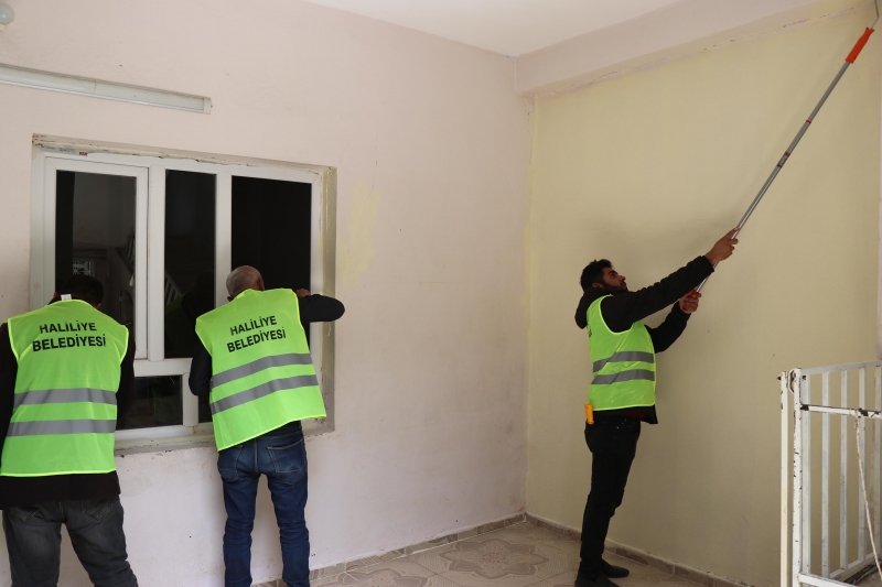 HALİLİYE BELEDİYESİNDEN SELDEN ETKİLENEN EVLERDE BOYAMA ÇALIŞMASI