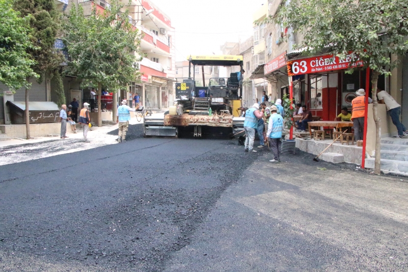 HALİLİYE BELEDİYESİNDEN DEMİR İZZET CADDESİNDE ASFALT ÇALIŞMASI