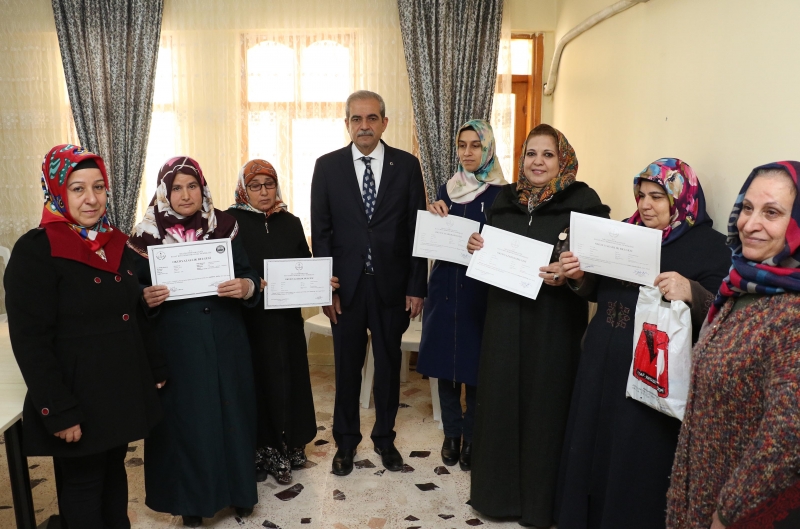 HALİLİYE İLE OKUMA YAZMA ÖĞRENEN KADINLAR SERTİFİKALARINI BAŞKAN DEMİRKOL’DAN ALDI