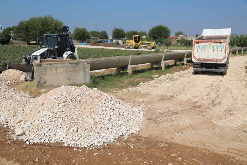 HALİLİYE KIRSALI YOLLARINA KAVUŞUYOR