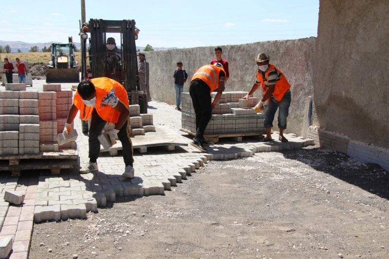 HALİLİYE KIRSALINDA PARKE DÖŞEME ÇALIŞMALARI SÜRÜYOR