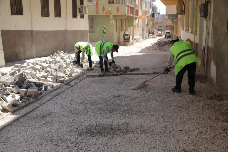 HALİLİYE’DE 17 EKİP İLE YOL YAPIM VE ONARIM ÇALIŞMALARI SÜRÜYOR