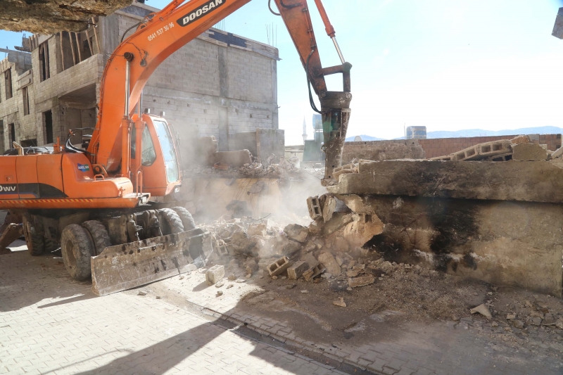 Haliliye'de 3 Metruk BinaYıkıldı