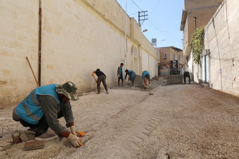 HALİLİYE’DE 5 MAHALLEDE KİLİTLİ PARKE ÇALIŞMASI