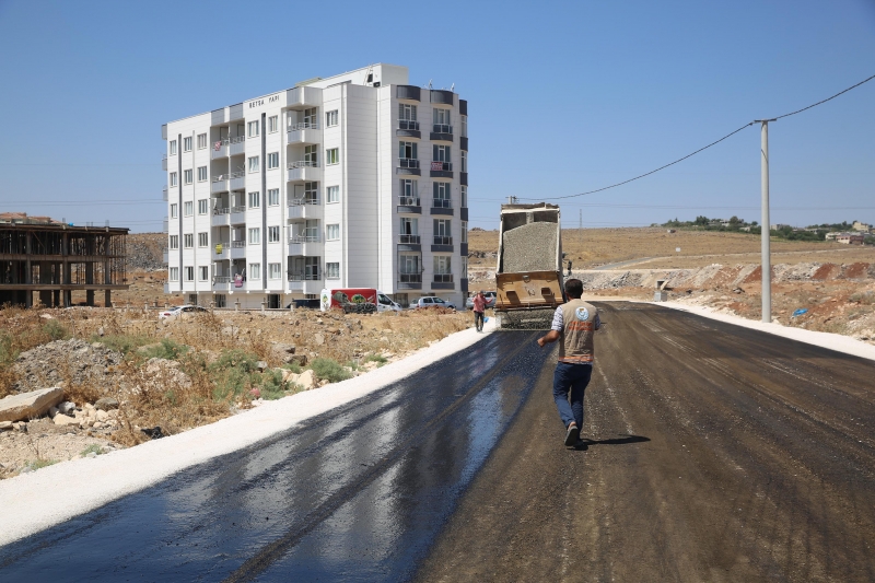 HALİLİYE’DE ASFALT ÇALIŞMALARIYLA YOLLAR YENİLENİYOR