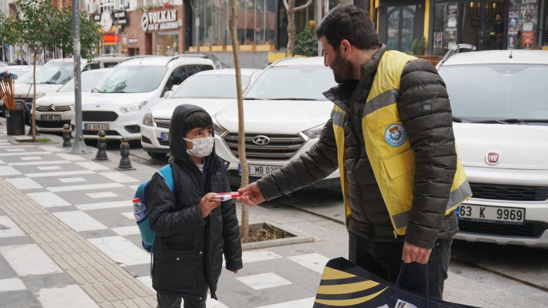 HALİLİYE’DE ÇANAKKALE ŞEHİTLERİ ANISINA BAYRAK DAĞITILDI