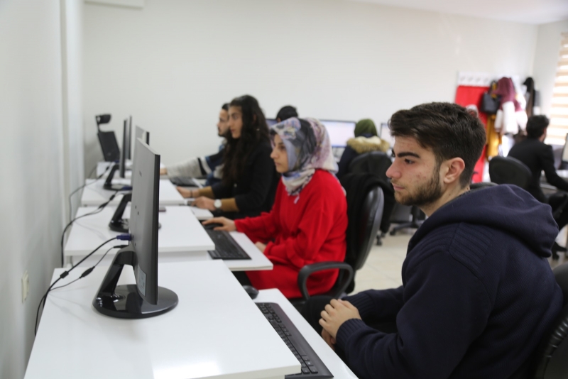 HALİLİYE'DE GENÇLERE BİLGİSAYAR KURSU
