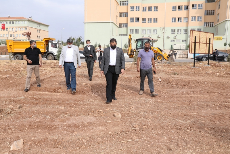 HALİLİYE’DE İKİ HALI SAHANIN DAHA İLK KAZMASI VURULDU