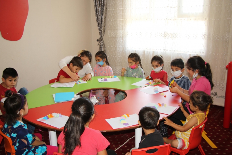 Haliliye’de kadınlar okuma öğreniyor, çocukları kreşte eğitim alıyor