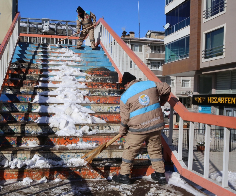HALİLİYE’DE KARLA MÜCADELE ÇALIŞMALARI ARALIKSIZ SÜRÜYOR
