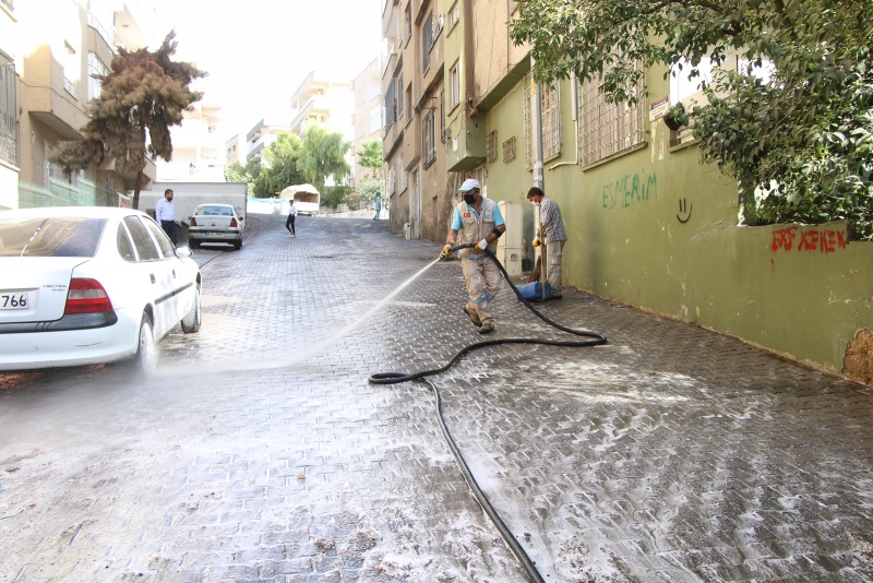 HALİLİYE’DE KÖPÜKLÜ SU İLE YIKAMA VE DEZENFEKTE SÜRÜYOR