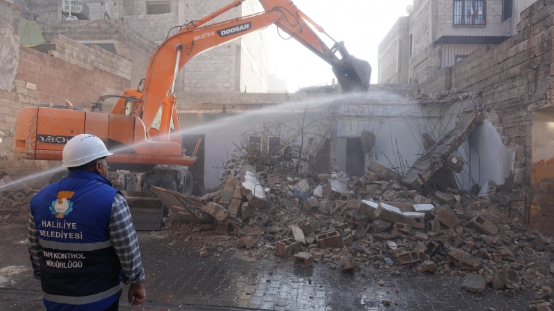 Haliliye’de metruk binalar bir bir yıkılıyor