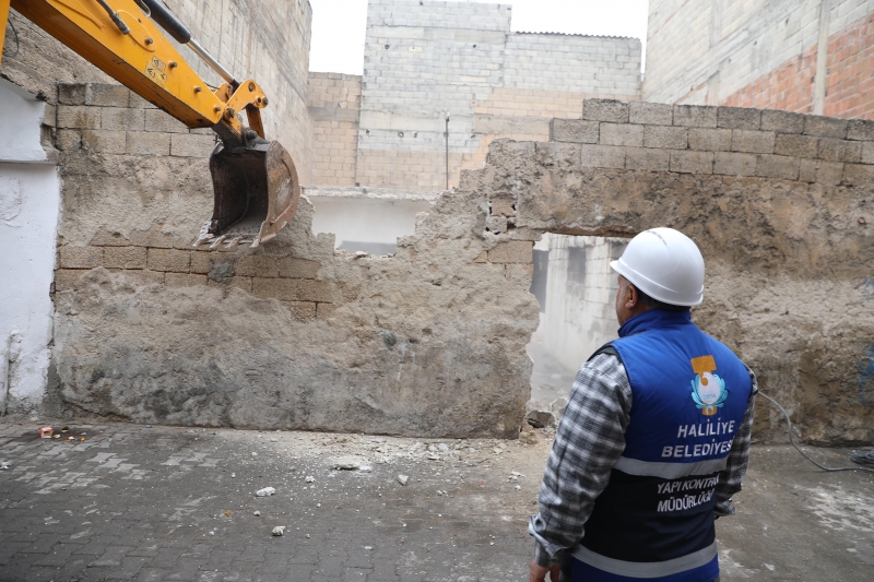 HALİLİYE’DE METRUK YAPILAR BİR BİR YIKILIYOR