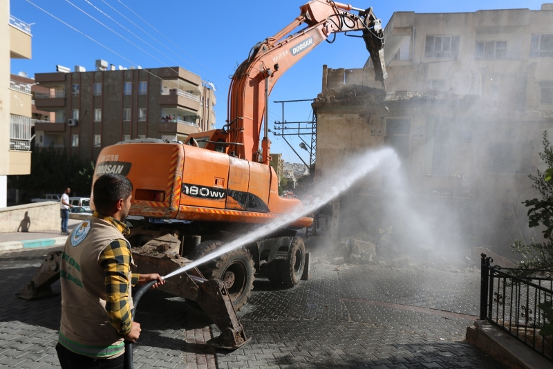 HALİLİYE’DE METRUK YAPILAR YIKILIYOR