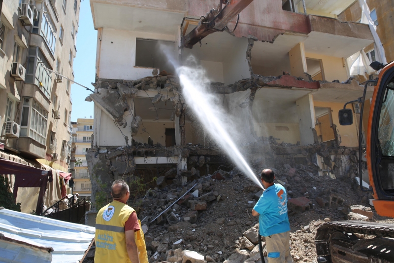 HALİLİYE’DE RİSKLİ VE METRUK YAPILARIN YIKIMI GERÇEKLEŞTİRİLİYOR