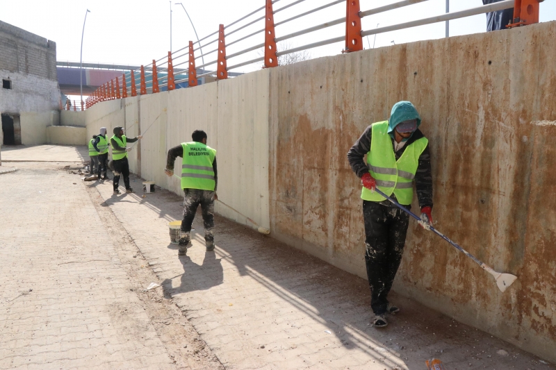 HALİLİYE’DE SELİN İZLERİ DIŞ CEPHE BOYAMA ÇALIŞMALARIYLA SİLİNİYOR