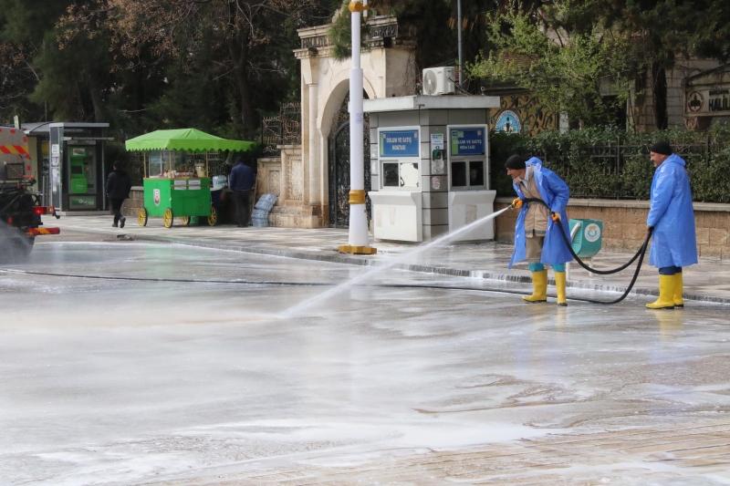 HALİLİYE’DE SELİN İZLERİ KÖPÜKLÜ SU İLE TEMİZLENİYOR