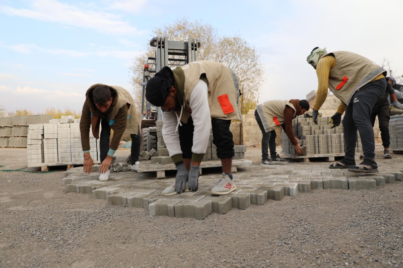 HALİLİYE’DE SICAK ASFALT VE KİLİTLİ PARKE ÇALIŞMALARI SÜRÜYOR