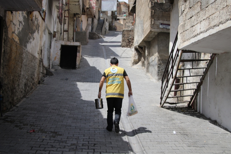 HALİLİYE’DE SICAK YEMEK DAĞITIMI YIL BOYUNCA SÜRÜYOR