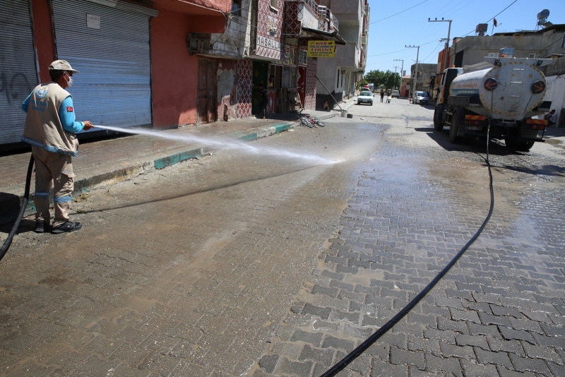 HALİLİYE’DE SOKAK SOKAK TEMİZLİK VE DEZENFEKTE SÜRÜYOR