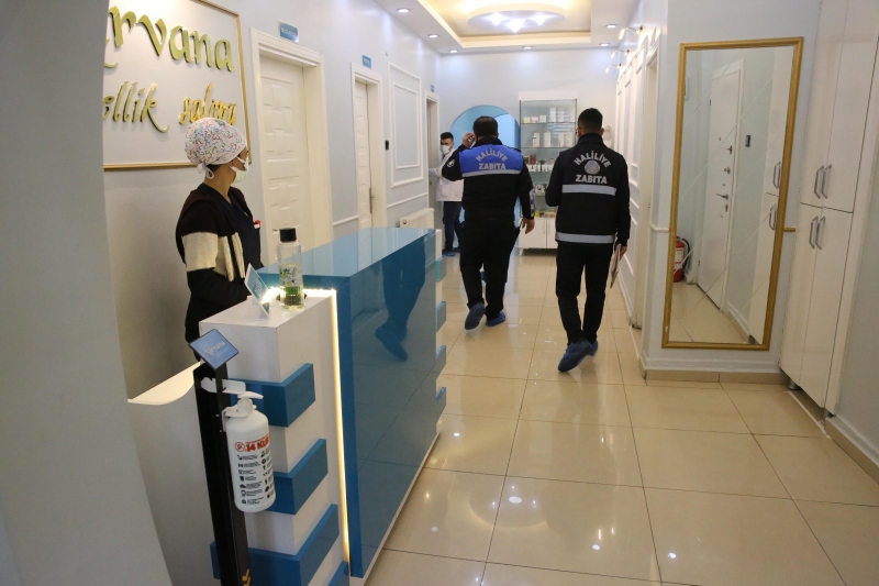 HALİLİYE’DE ZABITA EKİPLERİ GÜZELLİK MERKEZLERİNİ DENETLENDİ