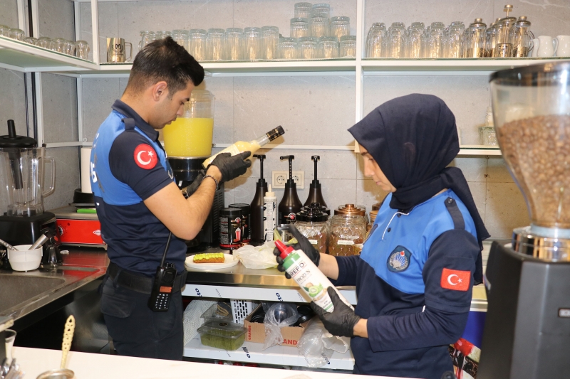 HALİLİYE’DE ZABITA EKİPLERİ KAFELERİ DENETLEDİ