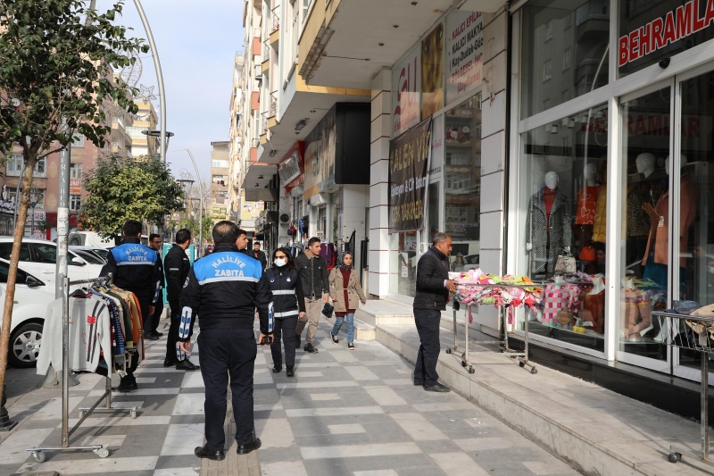 HALİLİYE’DE ZABITA KALDIRIM İŞGALLERİNİ ÖNLÜYOR