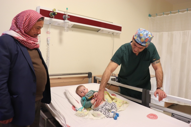 HARRAN ÜNİVERİSTESİ HASTANESİ’NDE BAŞARILI OPERASYON 3 AYLIK BEBEĞİN KARNI AÇILMADAN FELÇLİ BAĞIRSAK ÇIKARILDI