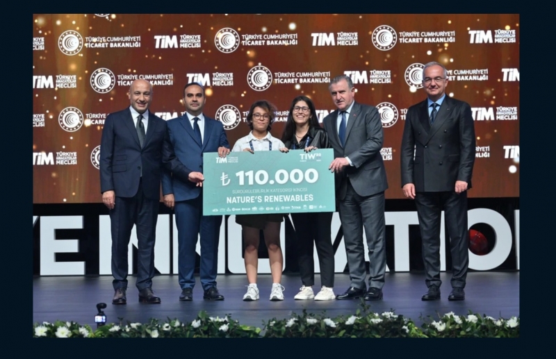 Harran Üniversitesi Öğrencilerinden Büyük Başarı: Çevre Dostu Projeyle İkincilik Ödülü Harran Üniversitesi Fen-Edebiyat Fakültesi Moleküler Biyoloji ve Genetik öğrencileri, çevreye duyarlı yaklaşımlarıyla önemli bir başarıya