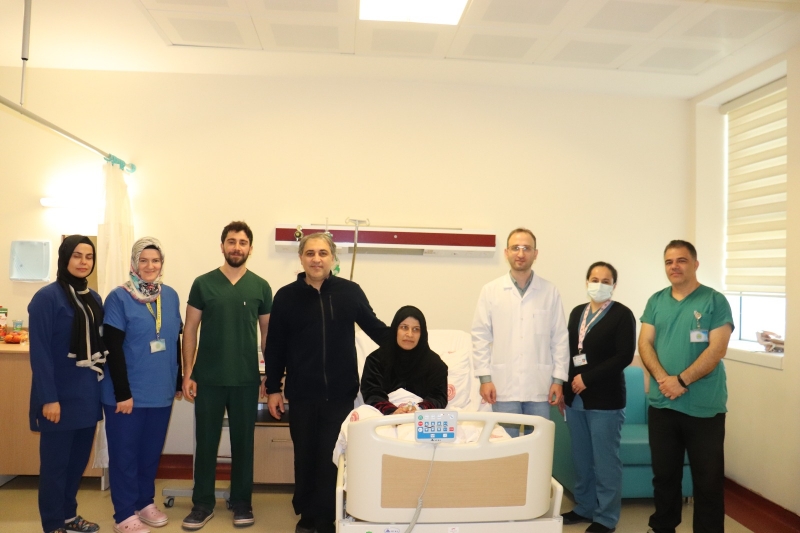 HARRAN ÜNİVERSİTESİ HASTANESİNDE HASTADAN 9 SANTİMLİK KİST ÇIKARILDI