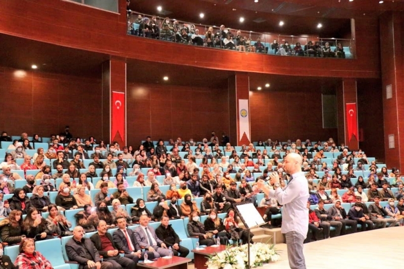Harran Üniversitesi Öğrencileri Kahraman Tazeoğlu İle Söyleşide Buluştu