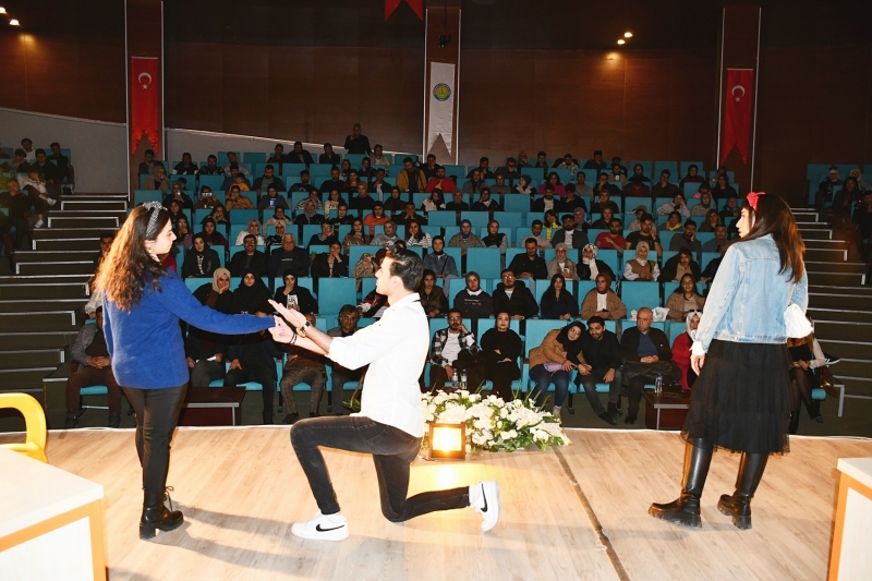 Harran Üniversitesi’nde Artiz Mektebi Tiyatro Oyunu Sahnelendi