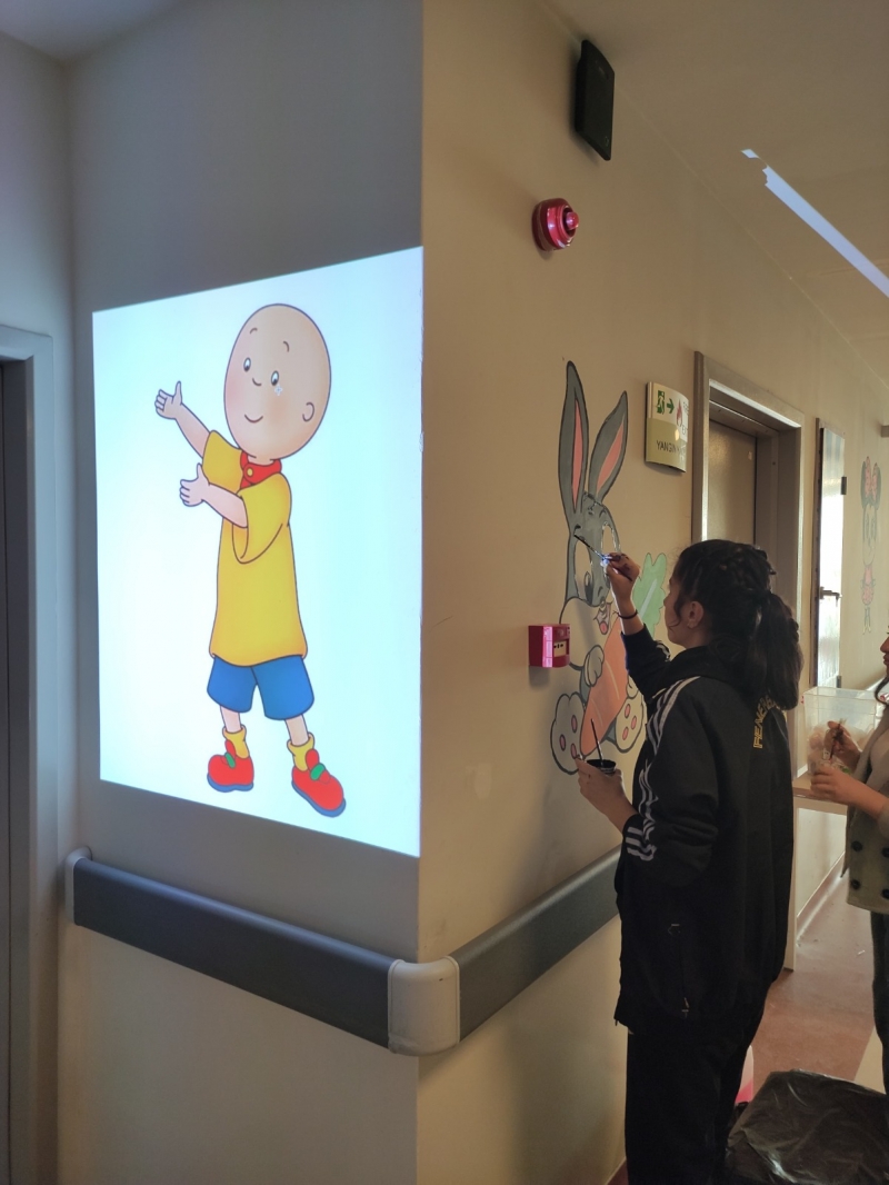 Hastane koridorlarını Çizgi film karakterleri ile renklendirdiler.