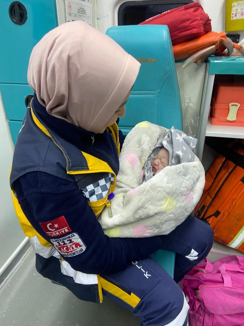Hastaneye götürülürken Ambulansta Doğum Yaptı.