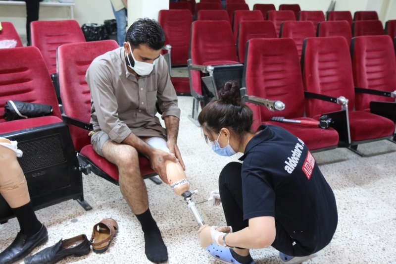 Hastaya protezleri teslim edildi.