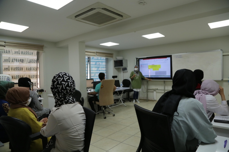 Hem meslek öğreniyor hem de sınavlara hazırlanıyor