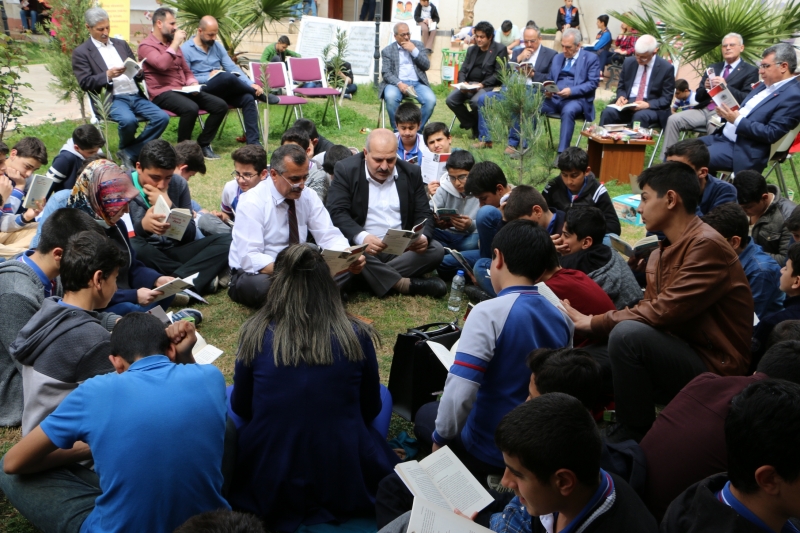 Hep  Bırlıkte Kıtap Okudular