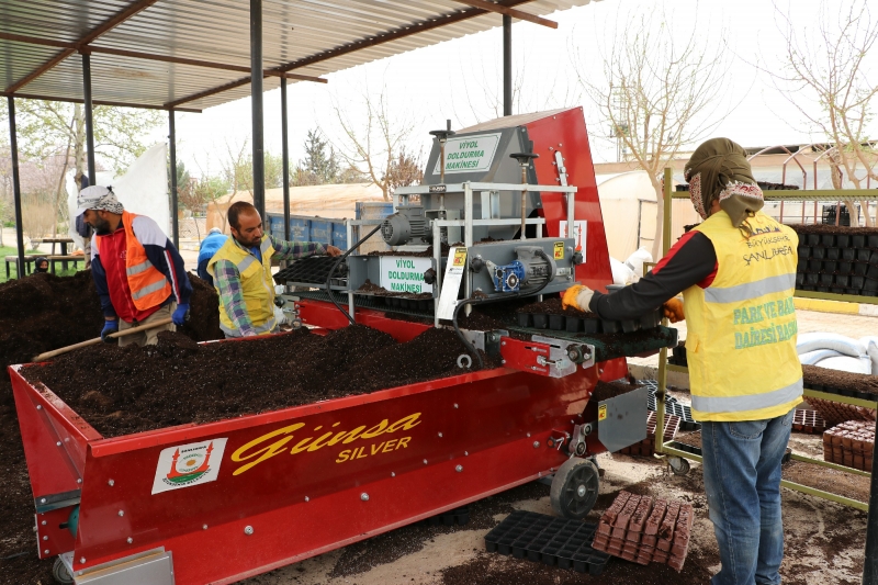 HER MEVSİM KENDİ ÇİÇEĞİNİ YETİŞTİRİYOR