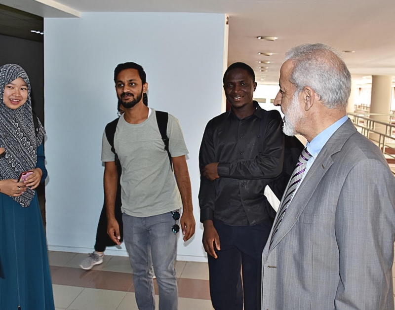 HRÜ Rektörü Çelik, Yabancı Öğrencilerle Yemekte Bir Araya Geldi