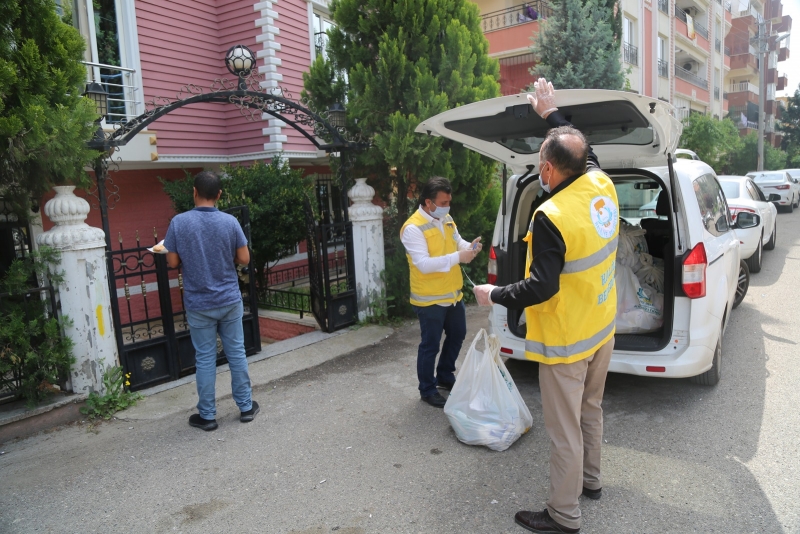 İHTİYAÇ SAHİBİ AİLELERİN SİPARİŞLERİ EVLERİNE TESLİM EDİLİYOR